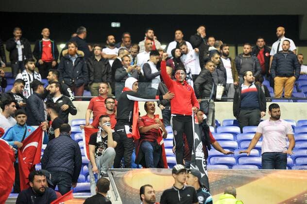 Fußball, EL, Olympique Lyon - Besiktas Istanbul, Ausschreitungen vor Spielbeginn ILLUSTRATION - SUPPORTERS - INCIDENTS FOOTBALL : Lyon vs Besiktas - Europa League - 13 04 2017 FEP Panoramic 