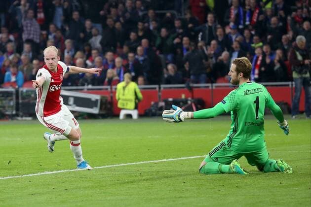 Davy Klaassen ( Ajax Amsterdam 10 ) Ralf Faehrmann ( FC Schalke 04 1) nach dem 2:0, Ajax Amsterdam vs FC Schalke 04, UEFA Europa League, Viertelfinale, Fussball, 13.04.2017, Amsterdam Copyright: xLangerx xEibner-Pressefotox EP_HLR