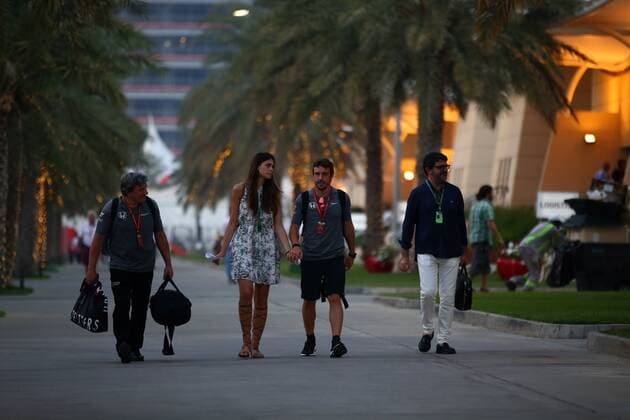 Bahrain Grand Prix, Sakhir 13 - 16 April 2017 13.04.2017 - Fabrizio Borra (ITA), physiotherapist of Fernando Alonso (ESP), Linda Morselli (ITA) Girlfriend of Fernando Alonso (ESP), Fernando Alonso (ESP) McLaren MCL32 and Luis Garcia Abad (ESP), manager of Fernando Alonso (ESP) 