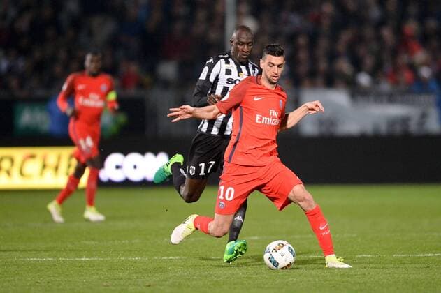 Fußball, Angers SCO - Paris St. Germain 10 JAVIER PASTORE (psg) - 17 Cheikh NDOYE (sco) FOOTBALL : Angers vs Paris SG - Ligue 1 - 14 04 2017 AnthonyBIBARD FEP Panoramic 