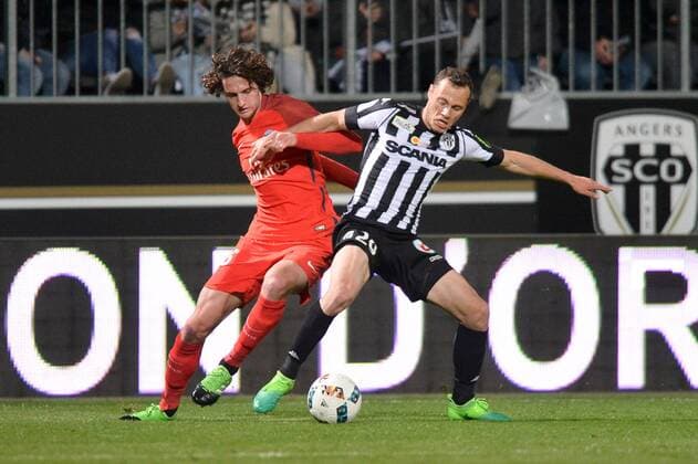 Fußball, Angers SCO - Paris St. Germain 25 ADRIEN RABIOT (psg) - 29 Vincent MANCEAU (sco) FOOTBALL : Angers vs Paris SG - Ligue 1 - 14 04 2017 AnthonyBIBARD FEP Panoramic 