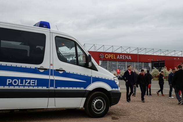 Bilder des Tages - SPORT 15.04.2017, xmhx, Fussball 1.Bundesliga, 1.FSV Mainz 05 - Hertha BSC Berlin, emspor, v.l. Polizei vor dem Stadion Mainz