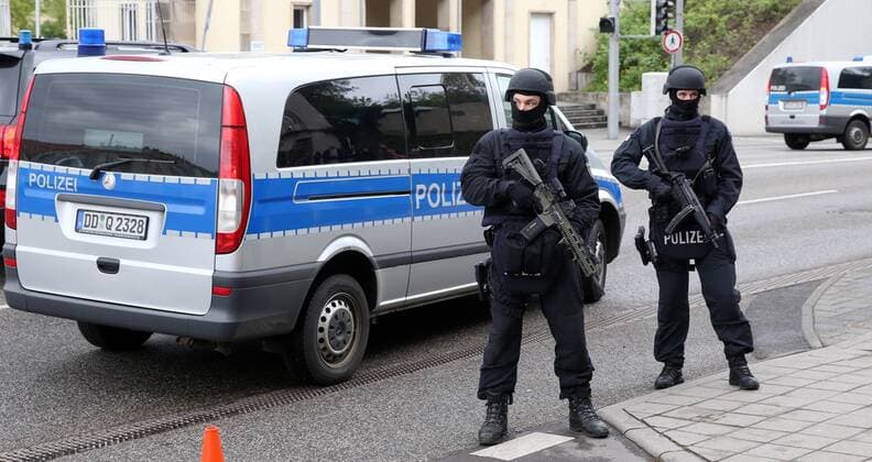 RB Leipzig - Freiburg Fussball 1.Bundesliga Leipzig, 15.04.2017, Red Bull Arena, Fussball, 1.BL, GER, 29.Spieltag , RB Leipzig vs. SC Freiburg , Im Bild: Polizei Sicherheitsmaßnahmen rund um das Stadion, Anfahrt der Mannschaftsbusse. ,