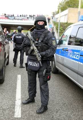 RB Leipzig - Freiburg Fussball 1.Bundesliga Leipzig, 15.04.2017, Red Bull Arena, Fussball, 1.BL, GER, 29.Spieltag , RB Leipzig vs. SC Freiburg , Im Bild: Polizei Sicherheitsmaßnahmen rund um das Stadion, Anfahrt der Mannschaftsbusse. ,