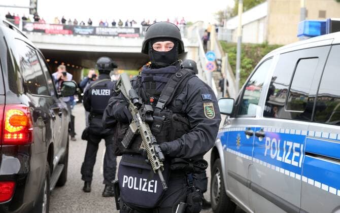 RB Leipzig - Freiburg Fussball 1.Bundesliga Leipzig, 15.04.2017, Red Bull Arena, Fussball, 1.BL, GER, 29.Spieltag , RB Leipzig vs. SC Freiburg , Im Bild: Polizei Sicherheitsmaßnahmen rund um das Stadion, Anfahrt der Mannschaftsbusse. ,