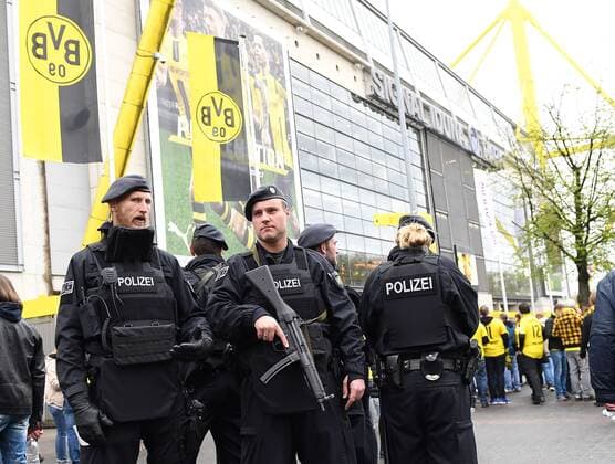 Themen der Woche - SPORT Bilder des Tages - SPORT 15.04.2017, xjhx, Fussball 1.Bundesliga, Borussia Dortmund - Eintracht Frankfurt, emspor, v.l. Polizei vor dem Stadion Dortmund