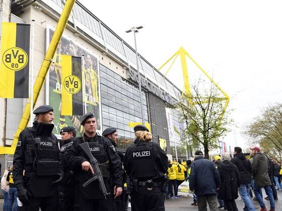 15.04.2017, xjhx, Fussball 1.Bundesliga, Borussia Dortmund - Eintracht Frankfurt, emspor, v.l. Polizei vor dem Stadion Dortmund