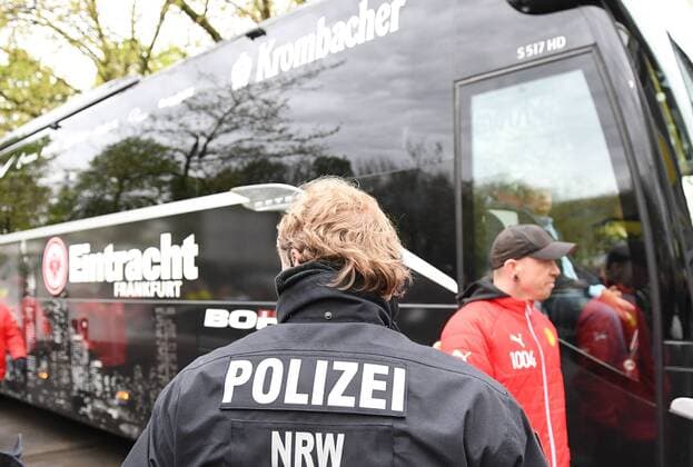 15.04.2017, xjhx, Fussball 1.Bundesliga, Borussia Dortmund - Eintracht Frankfurt, emspor, v.l. Eintracht Bus kommt am Stadion an Dortmund