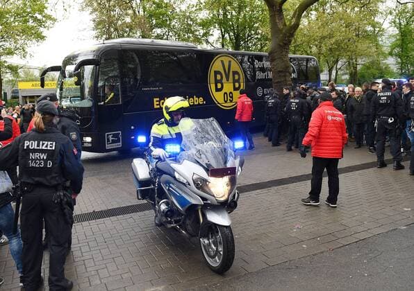 15.04.2017, xjhx, Fussball 1.Bundesliga, Borussia Dortmund - Eintracht Frankfurt, emspor, v.l. Dortmund Bus kommt am Stadion an Dortmund