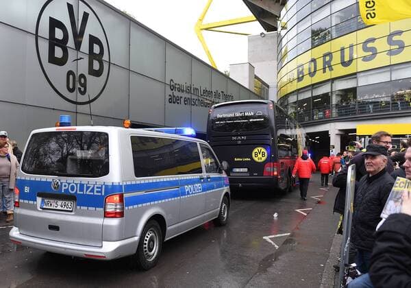 15.04.2017, xjhx, Fussball 1.Bundesliga, Borussia Dortmund - Eintracht Frankfurt, emspor, v.l. Dortmund Bus kommt am Stadion an Dortmund