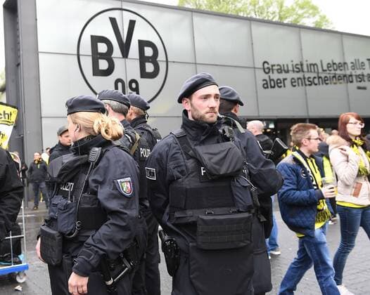 15.04.2017, xjhx, Fussball 1.Bundesliga, Borussia Dortmund - Eintracht Frankfurt, emspor, v.l. Polizei vor dem Stadion Dortmund