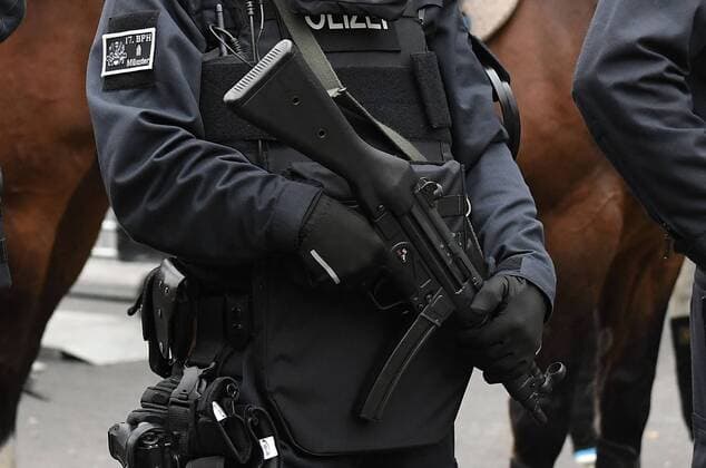 15.04.2017, xjhx, Fussball 1.Bundesliga, Borussia Dortmund - Eintracht Frankfurt, emspor, v.l. Polizei vor dem Stadion Dortmund
