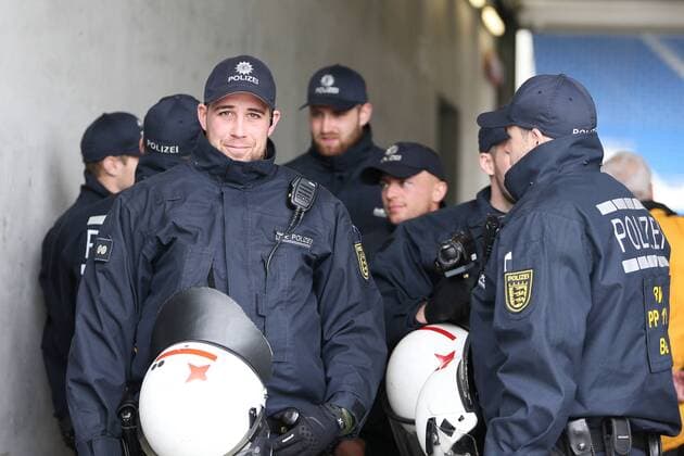 15.04.2017, xtvx, Fussball 1.Bundesliga, TSG 1899 Hoffenheim - Borussia Moenchengladbach, emspor, v.l. Polizei vor dem Stadion im Einsatz Sinsheim