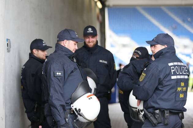15.04.2017, xtvx, Fussball 1.Bundesliga, TSG 1899 Hoffenheim - Borussia Moenchengladbach, emspor, v.l. Polizei vor dem Stadion im Einsatz Sinsheim