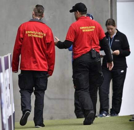 Vor dem Spiel: einsatzleiter Sicherheit Security besondere Sicherheitsvorkehrungen vor dem Spiel TSG 1899 Hoffenheim vs Borussia Mönchengladbach BMG Gladbach 15.04.2017 TSG 1899 Hoffenheim vs Borussia Mönchengladbach
