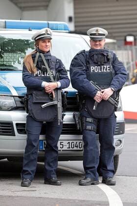 15.04.2017, xovx, Fussball 1.Bundesliga, Bayer 04 Leverkusen - FC Bayern Muenchen, emspor, Polizei mit Maschinenpistolen sichert die BayArena in Leverkusen vor dem Spiel gegen Bayern Muenchen, Aktion. Leverkusen