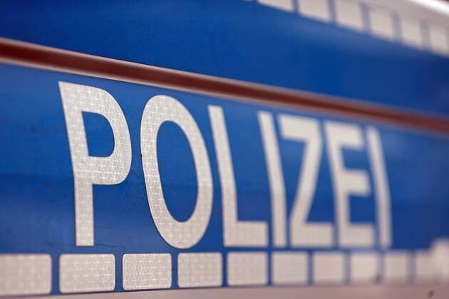15.04.2017, xovx, Fussball 1.Bundesliga, Bayer 04 Leverkusen - FC Bayern Muenchen, emspor, Polizei mit Maschinenpistolen sichert die BayArena in Leverkusen vor dem Spiel gegen Bayern Muenchen, Aktion. Leverkusen