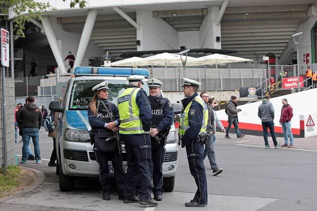 15.04.2017, xovx, Fussball 1.Bundesliga, Bayer 04 Leverkusen - FC Bayern Muenchen, emspor, Polizei mit Maschinenpistolen sichert die BayArena in Leverkusen vor dem Spiel gegen Bayern Muenchen, Aktion. Leverkusen