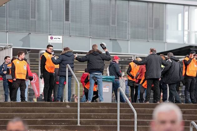 15.04.2017, xovx, Fussball 1.Bundesliga, Bayer 04 Leverkusen - FC Bayern Muenchen, emspor, Einlasskontrolle in die BayArena in Leverkusen vor dem Spiel gegen Bayern Muenchen, Aktion. Leverkusen