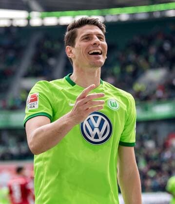 Bilder des Tages - SPORT 15. April 2017: Wolfsburg, Volkswagen Arena: Fussball 1. Bundesliga, 29. Spieltag: VfL Wolfsburg - FC Ingolstadt 04: Wolfsburgs Mario Gomez jubelt ueber seinen Treffer zum 3:0.