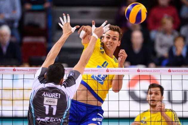 15.04.2017, Arena Kreis Dueren, Dueren Volleyball, Bundesliga Männer Maenner, Play-offs Halbfinale, SWD powervolleys Düren Dueren vs. VfB Friedrichshafen Block Michael Andrei ( 11 Dueren) - Angriff Andreas Takvam ( 4 Friedrichshafen)