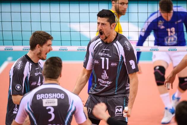 15.04.2017, Arena Kreis Dueren, Dueren Volleyball, Bundesliga Männer Maenner, Play-offs Halbfinale, SWD powervolleys Düren Dueren vs. VfB Friedrichshafen Jubel Tomi Rumpunen ( 4 Dueren), Tim Broshog ( 3 Dueren), Michael Andrei ( 11 Dueren)