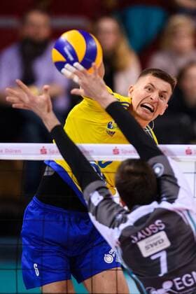 Bilder des Tages - SPORT 15.04.2017, Arena Kreis Dueren, Dueren Volleyball, Bundesliga Männer Maenner, Play-offs Halbfinale, SWD powervolleys Düren Dueren vs. VfB Friedrichshafen Angriff Michal Finger ( 6 Friedrichshafen) - Block Romans Sauss ( 7 Dueren)