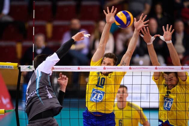 15.04.2017, Arena Kreis Dueren, Dueren Volleyball, Bundesliga Männer Maenner, Play-offs Halbfinale, SWD powervolleys Düren Dueren vs. VfB Friedrichshafen Angriff Romans Sauss ( 7 Dueren) - Block Doppelblock Simon Tischer ( 10 Friedrichshafen), Georg Klein ( 8 Friedrichshafen)