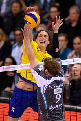 15.04.2017, Arena Kreis Dueren, Dueren Volleyball, Bundesliga Männer Maenner, Play-offs Halbfinale, SWD powervolleys Düren Dueren vs. VfB Friedrichshafen Angriff Tomas Rousseaux ( 14 Friedrichshafen) - Block Jay Blankenau ( 9 Dueren)