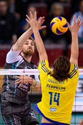 15.04.2017, Arena Kreis Dueren, Dueren Volleyball, Bundesliga Männer Maenner, Play-offs Halbfinale, SWD powervolleys Düren Dueren vs. VfB Friedrichshafen Angriff Rudy Verhoeff ( 2 Dueren) - Block Tomas Rousseaux ( 14 Friedrichshafen)