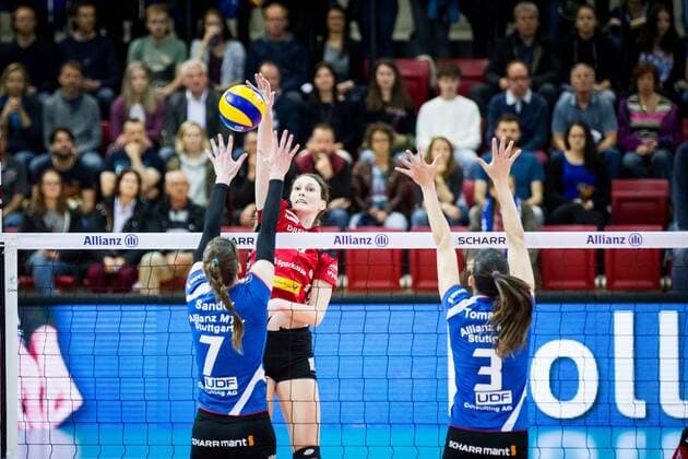 Angriff Elizabeth Ann Mc Mahon (14 DSC) - Block Doppelblock Renata Sandor (7 MTV) und Micheli Tomazela Pissinato (3 MTV); 1. Volleyball Bundesliga Play-Off Halbfinale 3: Allianz MTV Stuttgart vs Dresdner SC, SCHARRena, Stuttgart Germany, 20170415; Stuttgart Copyright: xWuechner Eibner-Pressefotox EP_NWR