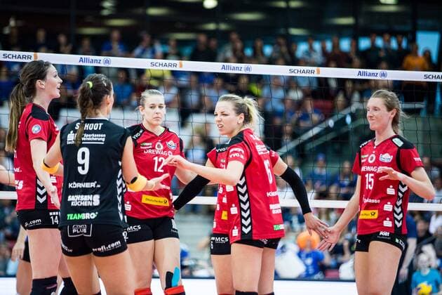 Elizabeth Ann Mc Mahon (14 DSC), Myrthe Matilde Schoot (9 DSC), Jennifer Cross (12 DSC), Lucie Smutna (6 DSC), Katherina Schwabe (16 DSC) und Kadie Rolfzen (15 DSC) nicht zufrieden; 1. Volleyball Bundesliga Play-Off Halbfinale 3: Allianz MTV Stuttgart vs Dresdner SC, SCHARRena, Stuttgart Germany, 20170415; Stuttgart Copyright: xWuechner Eibner-Pressefotox EP_NWR