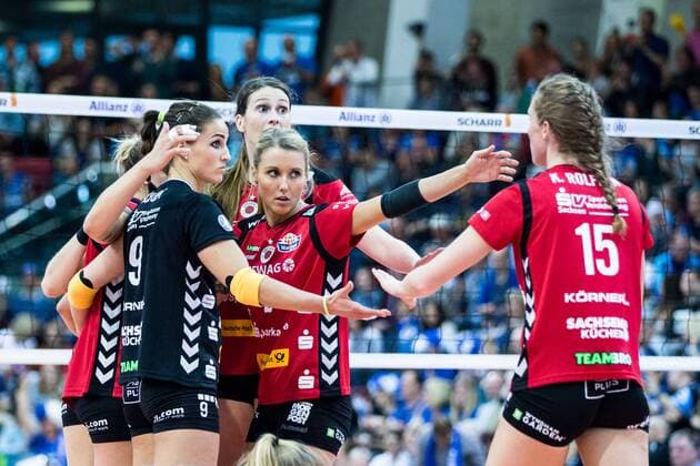 Katherina Schwabe (16 DSC), Myrthe Matilde Schoot (9 DSC), Elizabeth Ann Mc Mahon (14 DSC) und Mareen Apitz (2 DSC) helfen Kadie Rolfzen (15 DSC) auf; 1. Volleyball Bundesliga Play-Off Halbfinale 3: Allianz MTV Stuttgart vs Dresdner SC, SCHARRena, Stuttgart Germany, 20170415; Stuttgart Copyright: xWuechner Eibner-Pressefotox EP_NWR
