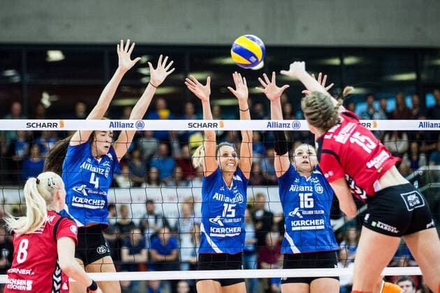 Block Dreierblock Valerie Nichol (4 MTV), Jennifer Pettke (15 MTV) und Michaela Mljenkova (16 MTV) gegen Angriff Kadie Rolfzen (15 DSC); 1. Volleyball Bundesliga Play-Off Halbfinale 3: Allianz MTV Stuttgart vs Dresdner SC, SCHARRena, Stuttgart Germany, 20170415; Stuttgart Copyright: xWuechner Eibner-Pressefotox EP_NWR
