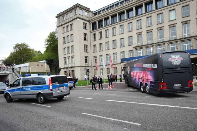 15.04.2017, xkvx, Fussball 1.Bundesliga, RB Leipzig - SC Freiburg, emspor, v.l. erhoehte Polizeipraesens vor dem Stadion Ankunft der Mannschaftsbusse Mannschaftsbus Polizei Polizeiwagen Polizist Maschinengewehr Waffe Schutzweste Helm Sicherheit Security Hundertschaft Police Leipzig