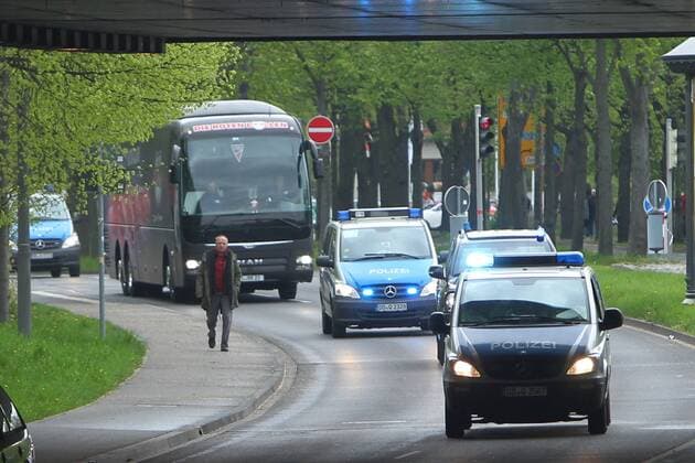 15.04.2017, xkvx, Fussball 1.Bundesliga, RB Leipzig - SC Freiburg, emspor, v.l. erhoehte Polizeipraesens vor dem Stadion Ankunft der Mannschaftsbusse Mannschaftsbus Polizei Polizeiwagen Polizist Maschinengewehr Waffe Schutzweste Helm Sicherheit Security Hundertschaft Police Leipzig