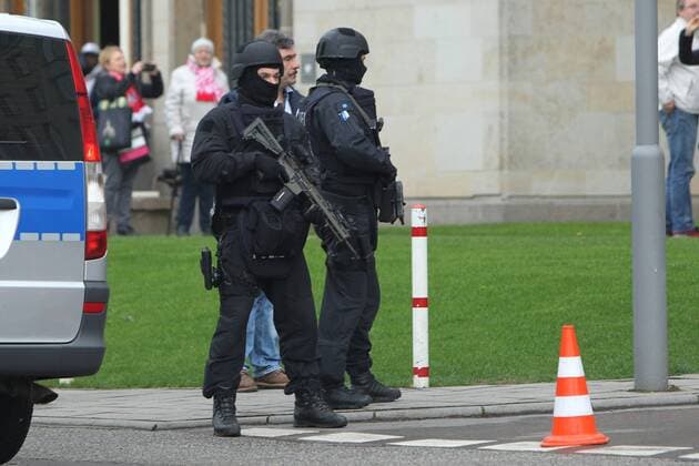 15.04.2017, xkvx, Fussball 1.Bundesliga, RB Leipzig - SC Freiburg, emspor, v.l. erhoehte Polizeipraesens vor dem Stadion Ankunft der Mannschaftsbusse Mannschaftsbus Polizei Polizeiwagen Polizist Maschinengewehr Waffe Schutzweste Helm Sicherheit Security Hundertschaft Police Leipzig