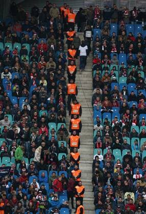 Ordner Sicherheitsdienst Stewards in orangefarbenen Westen Fußball Fussball erste 1.Bundesliga Saison 2016 2017 15.04.2017 RB Leipzig RBL vs. SC Freiburg SCF