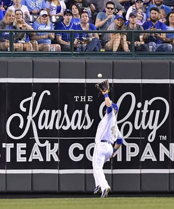 April 15, 2017 - Kansas City, MO, USA - Kansas City Royals left fielder Alex Gordon runs down the third out of the sixth inning on a bases-loaded fly ball by the Los Angeles Angels Andrelton Simmons at Kauffman Stadium in Kansas City, Mo., on Saturday, April 15, 2017. LA Angels at Kansas City - ZUMAm67_ 20170415_zaf_m67_061 Copyright: xJohnxSleezerx