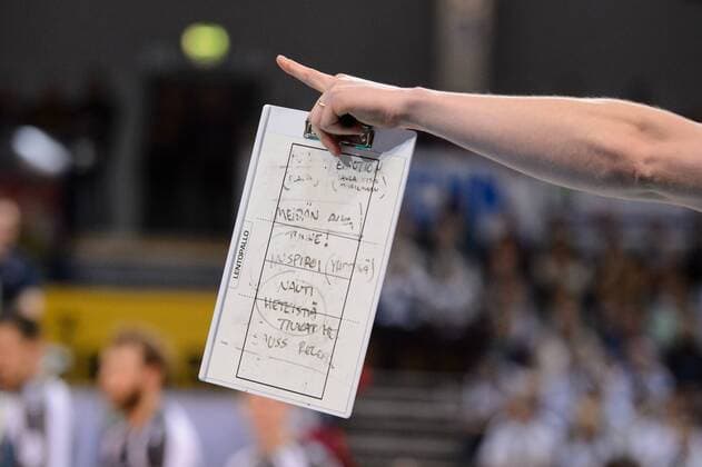 15.04.2017, Arena Kreis Dueren, Dueren Volleyball, Bundesliga Männer Maenner, Play-offs Halbfinale, SWD powervolleys Düren Dueren vs. VfB Friedrichshafen Feature Trainer Coach Hand
