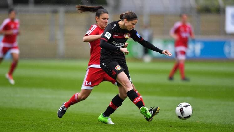 Annike Krahn (Bayer 04 Leverkusen) (5) klärt vor Jovana Damjanovic (SC Sand) (14), DFB Pokal - Halbfinale , Bayer 04 Leverkusen - SC Sand, xmkx