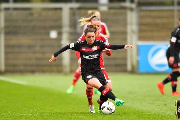 Ramona Petzelberger (Bayer 04 Leverkusen) (8) versucht sich gegen Isabelle Meyer (SC Sand) (23) durchzusetzen, DFB Pokal - Halbfinale , Bayer 04 Leverkusen - SC Sand, xmkx