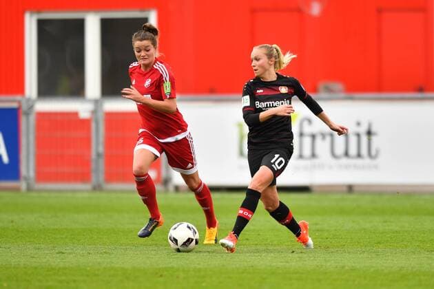 Turid Knaak (Bayer 04 Leverkusen) (10) spielt den Ball vor Verena Aschauer (SC Sand) (25), DFB Pokal - Halbfinale , Bayer 04 Leverkusen - SC Sand, xmkx