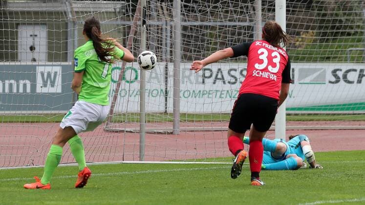 v.li.: Der Schuss von Hasret Kayikci (Freiburg, 11, nicht im Bild, not pictured) landet zum 1:0 imm Tor, Treffer, Aktion, Action, Spielszene, Fussball, DFB-Pokal der Frauen, Halbfinale, SC Freiburg - VfL Wolfsburg, xozx