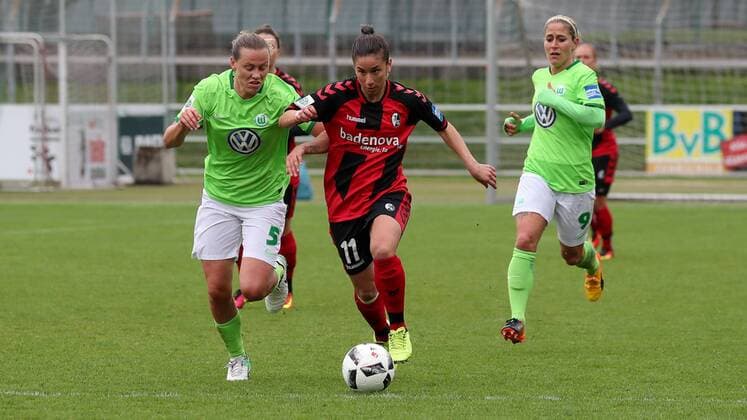 v.li.: Emily van Egmond (Wolfsburg, 5), Hasret Kayikci (Freiburg, 11), Anna Blässe (Anna Blaesse, Wolfsburg, 9), Zweikampf, Duell, duel, tackle, tackling, Dynamik, Action, Aktion, Fussball, DFB-Pokal der Frauen, Halbfinale, SC Freiburg - VfL Wolfsburg, xozx