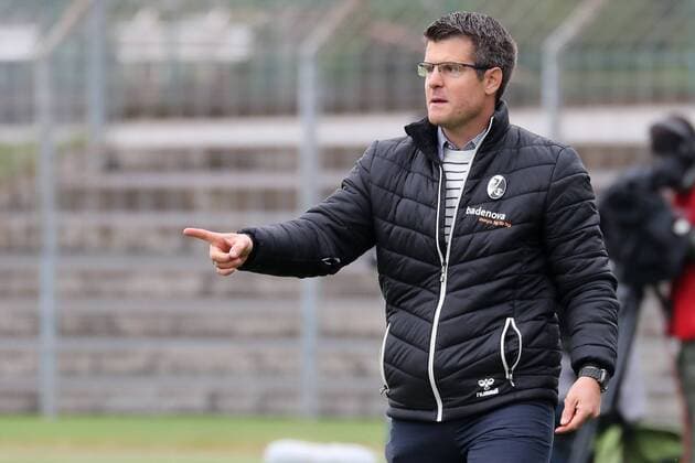 Jens Scheuer (Trainer, Cheftrainer, Freiburg), gibt Anweisungen, gestikuliert, mit den Armen gestikulieren, gives instructions, gesticulate, Einzelbild, Aktion, Action, Fussball, DFB-Pokal der Frauen, Halbfinale, SC Freiburg - VfL Wolfsburg, xozx