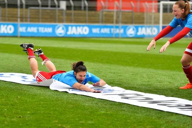 Jovana Damjanovic (SC Sand) (14) rutscht auf Plakat - Wasserrutsche - Glück - Jennifer Gaugigl (SC Sand) (8) macht die Welle, DFB Pokal - Halbfinale , Bayer 04 Leverkusen - SC Sand, xmkx