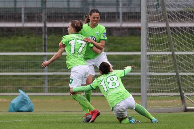 v.li.: Torschützin Ewa Pajor (Wolfsburg, 17), Sara Björk Gunnarsdottir (Sara Bjoerk Gunnarsdottir, Wolfsburg, 7), Vanessa Bernauer (Wolfsburg, 18), jubeln über das Tor zum 1:2 in der Verlängerung, Jubel, Torjubel, Torerfolg, celebrate the goal, goal, celebration, Jubel ueber das Tor, optimistisch, Action, Aktion, Fussball, DFB-Pokal der Frauen, Halbfinale, SC Freiburg - VfL Wolfsburg, xozx