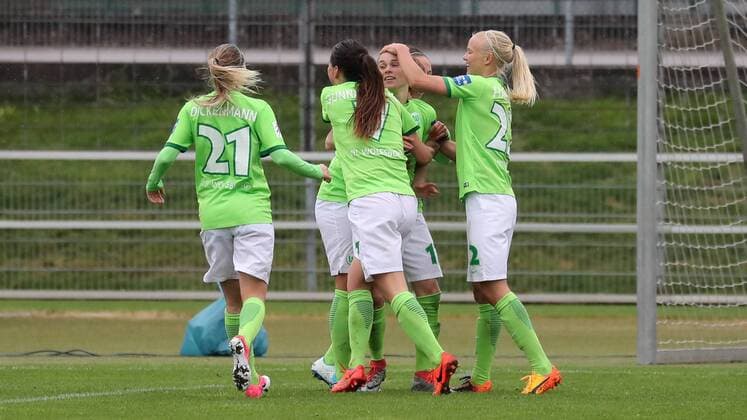 Spielerinnen des VfL Wolfsburg jubeln über das Tor zum 1:2 in der Verlängerung, Jubel, Torjubel, Torerfolg, celebrate the goal, goal, celebration, Jubel ueber das Tor, optimistisch, Action, Aktion, Fussball, DFB-Pokal der Frauen, Halbfinale, SC Freiburg - VfL Wolfsburg, xozx