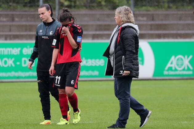 v.li.: Jobina Verena Lahr (Freiburg, 29), Hasret Kayikci (Freiburg, 11), Birgit Bauer (Managerin, Freiburg), enttäuscht über die Niederlage, Enttäuschung nach dem Schlusspfiff, Verlierer, verloren, Frustration, disappointed, pessimistisch, Fussball, DFB-Pokal der Frauen, Halbfinale, SC Freiburg - VfL Wolfsburg, xozx
